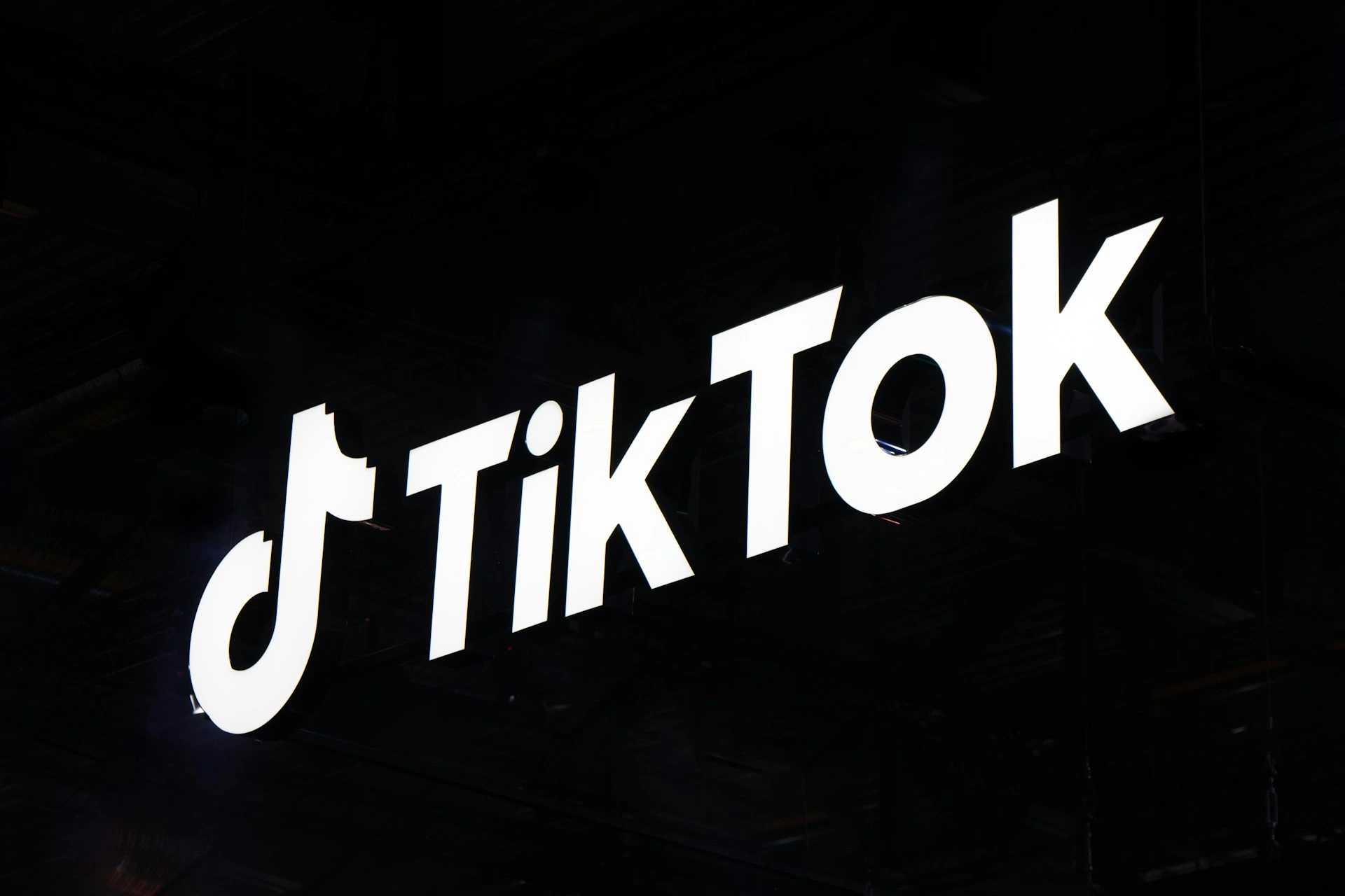 TikTok Звільняє Сотні Співробітників у Зв’язку зі Зміною Напрямку на AI Модерацію Контенту